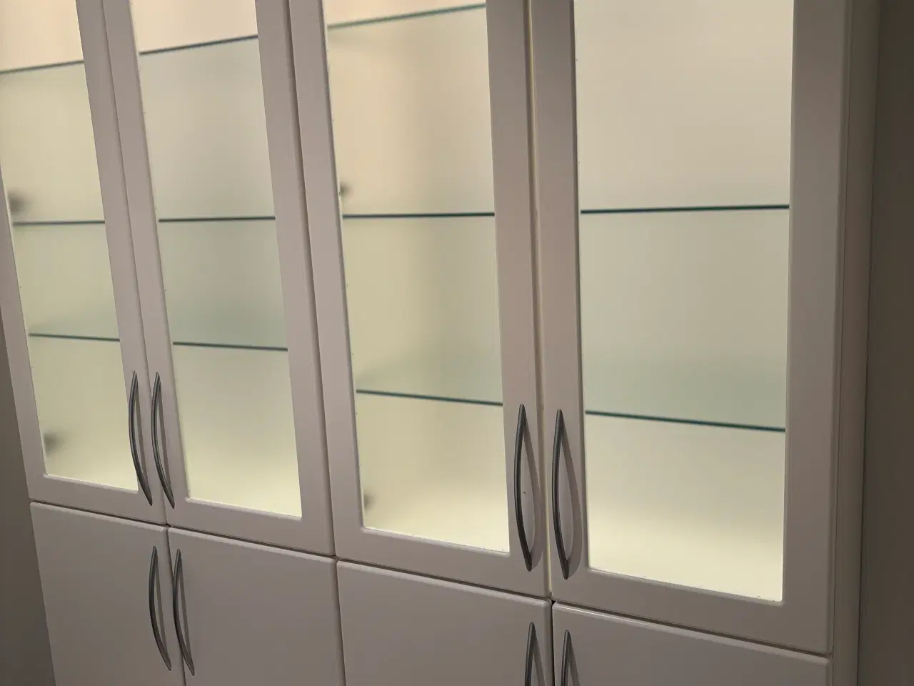 Billede 1 - 2 x Svane vitrineskabe til køkken/alrum