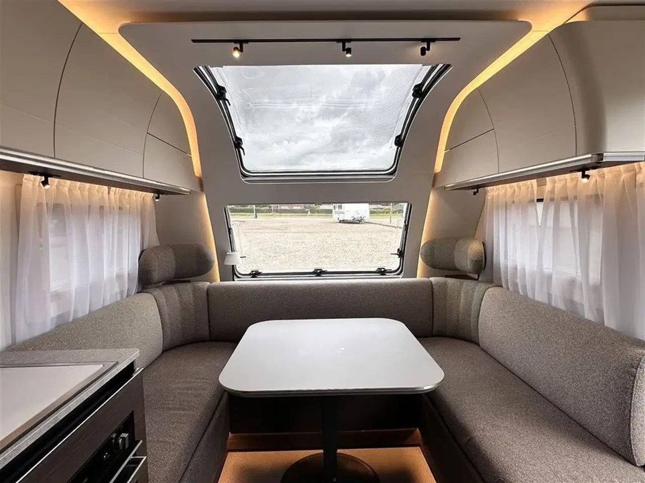 Billede 2 - 2022 - Adria Alpina 613 UT   Luksus vogn med enkelt senge.