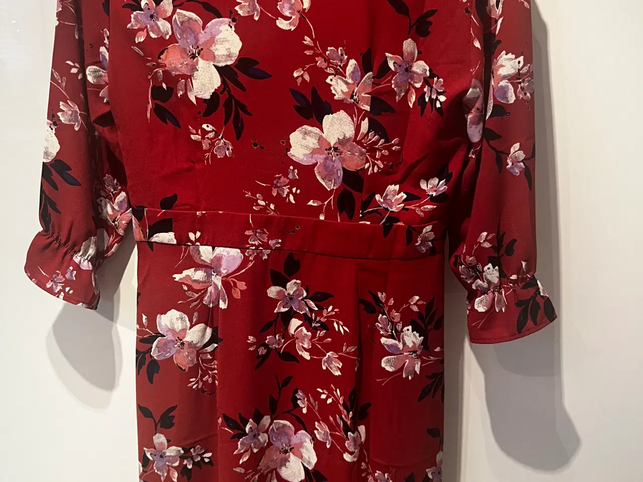 Billede 2 - Flot blomsteret kjole i bordeaux