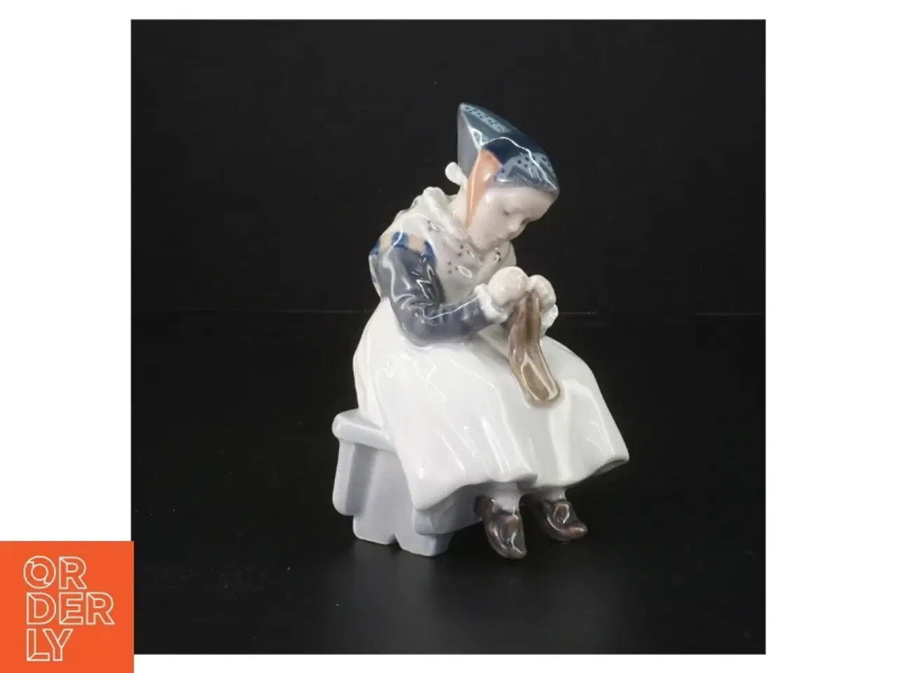 Billede 1 - Porcelænsfigur af kvinde, Royal Copenhagen fra Royal Copenhagen (str. H. 14 cm)