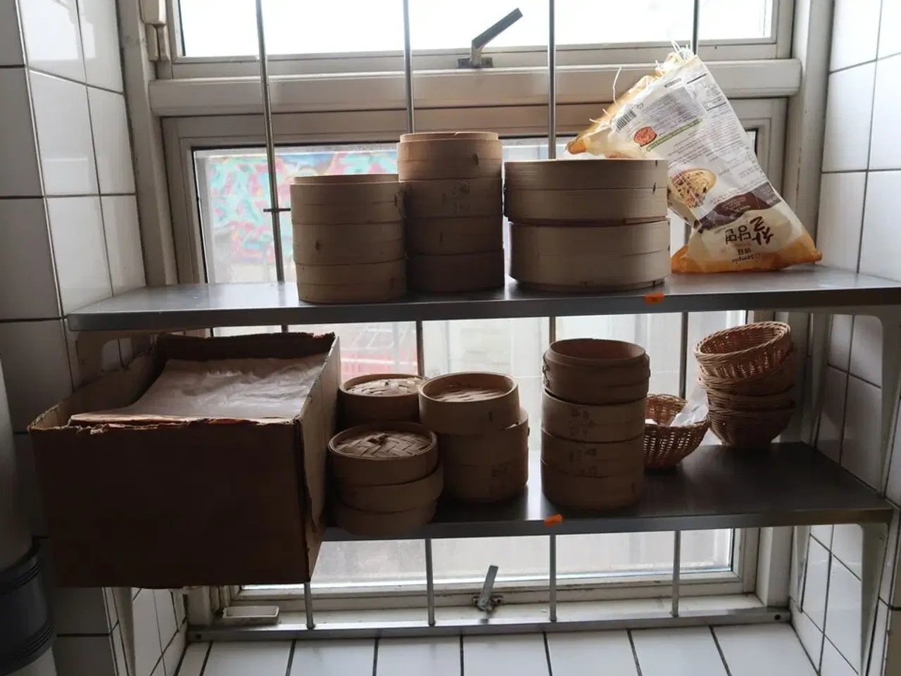 Billede 1 - 2 stk. rustfri stålhylder med indhold