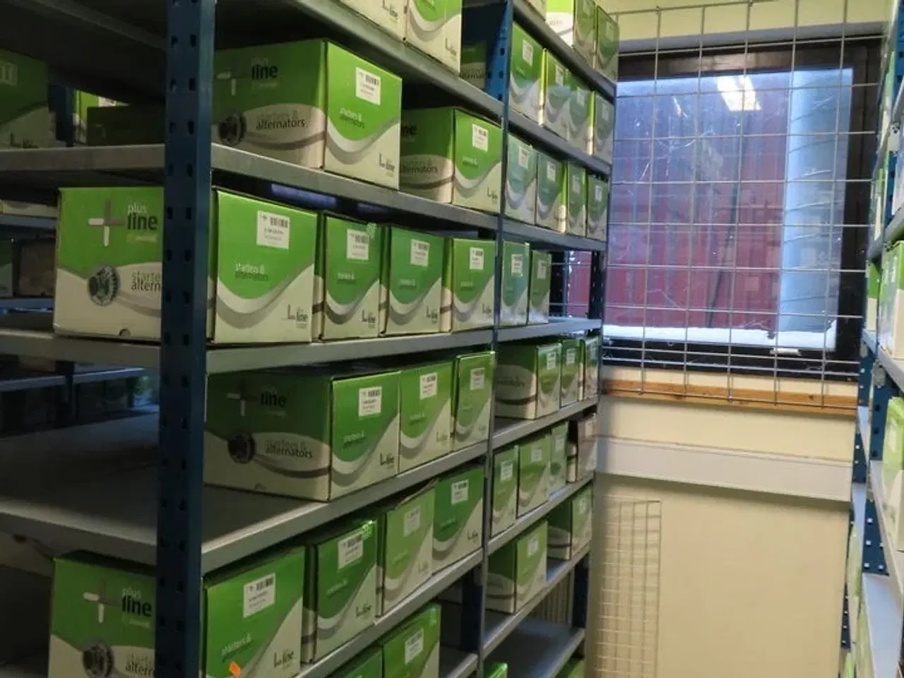 Billede 26 - 16 fag med startere og generatorer