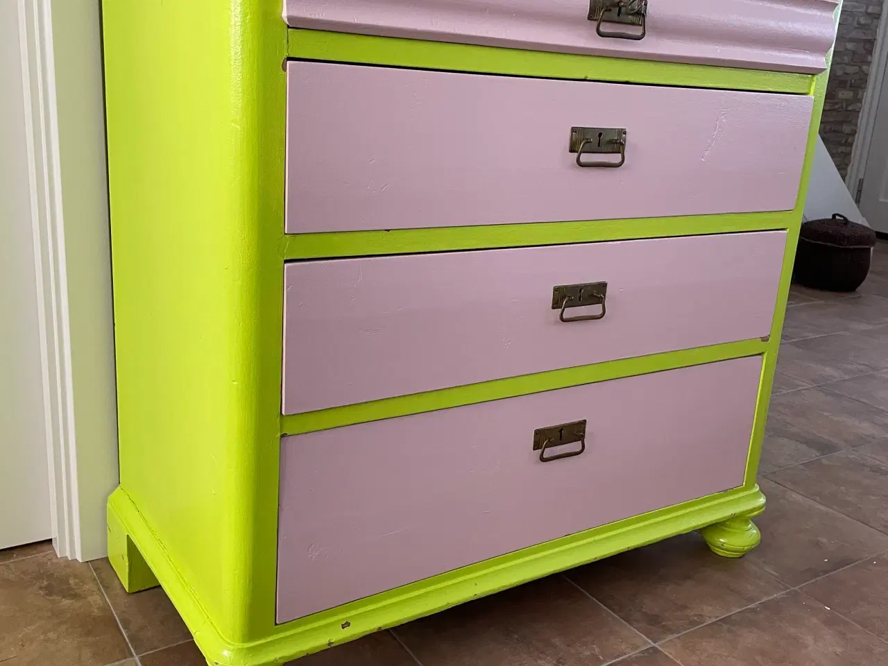 Billede 6 - Sød gammel kommode og tallerkenrække