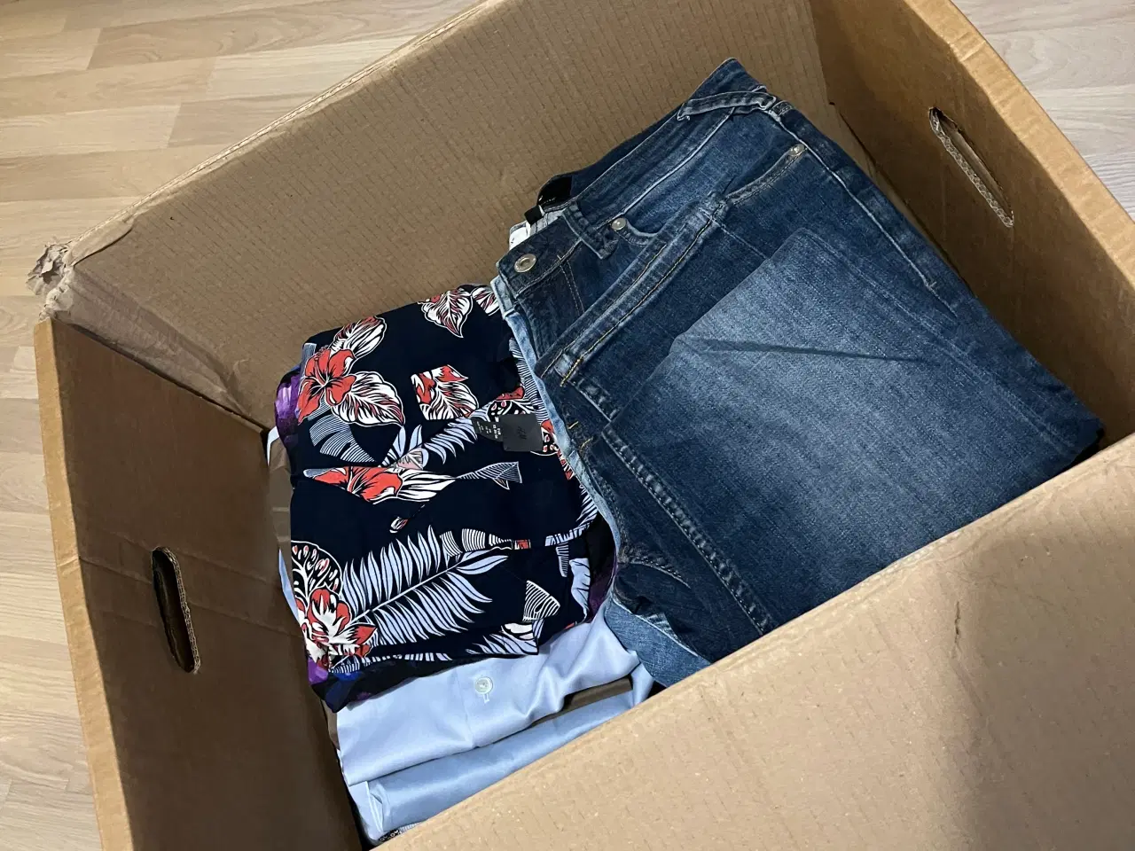 Billede 1 - Flyttekasse fyldt med herretøj 