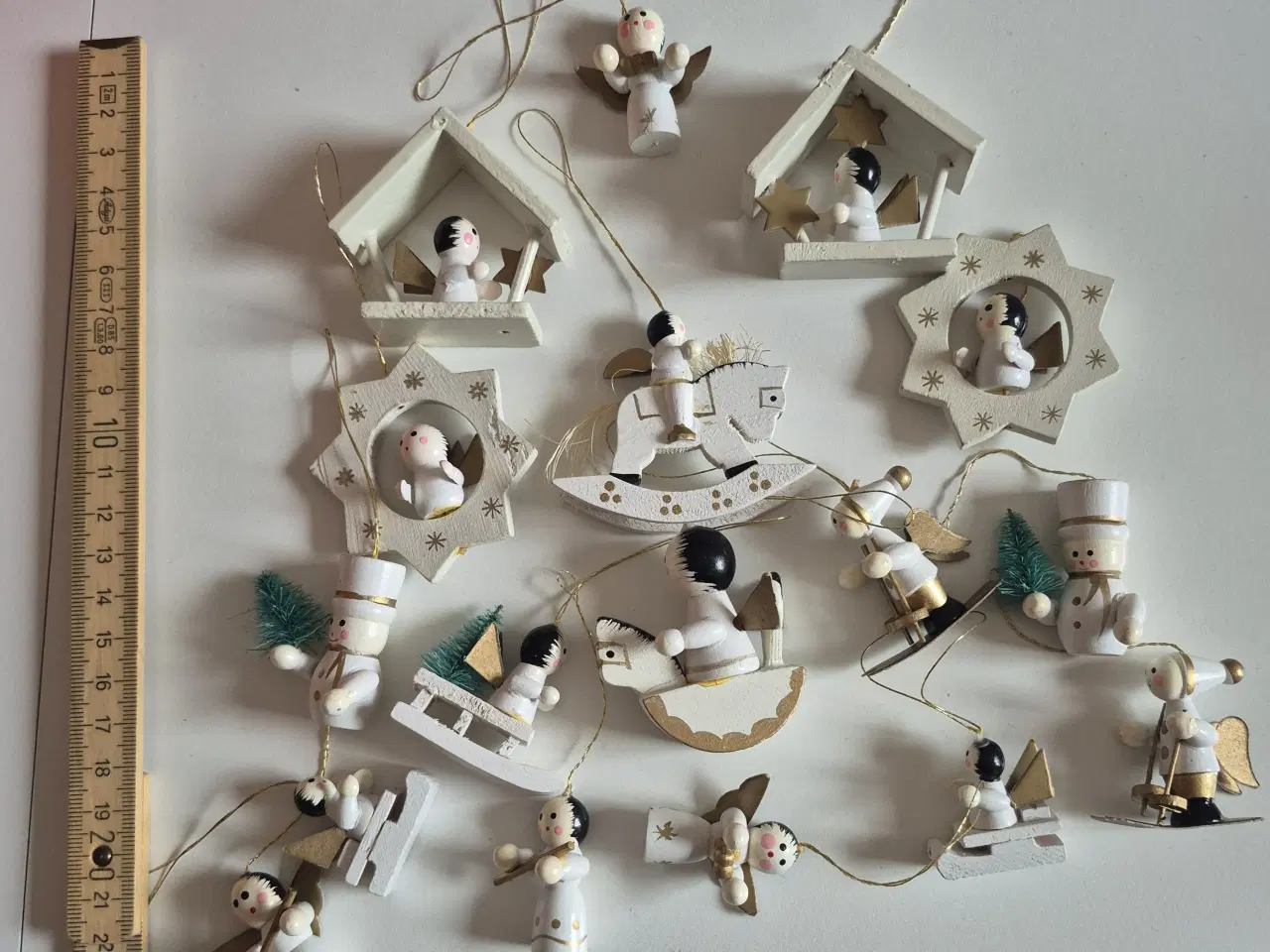 Billede 1 - Sæt med 17 Stk. Håndmalede Juletræsfigurer i Træ (