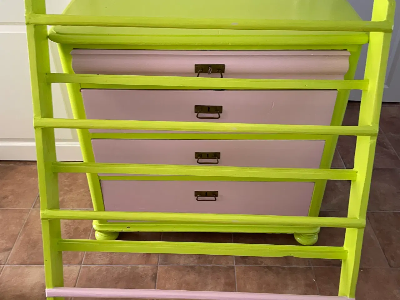 Billede 1 - Sød gammel kommode og tallerkenrække