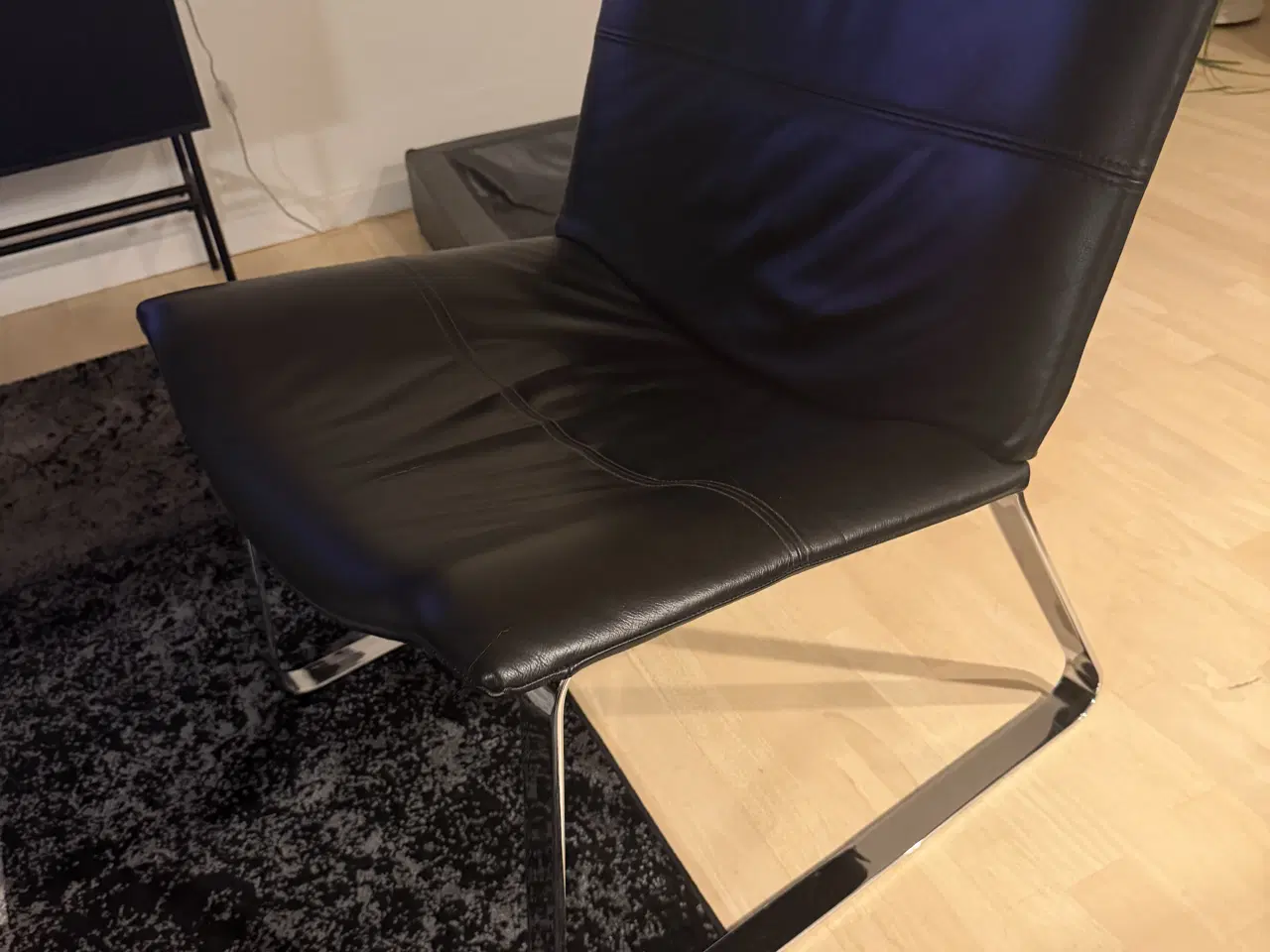 Billede 1 - Enkel stol i sort læder