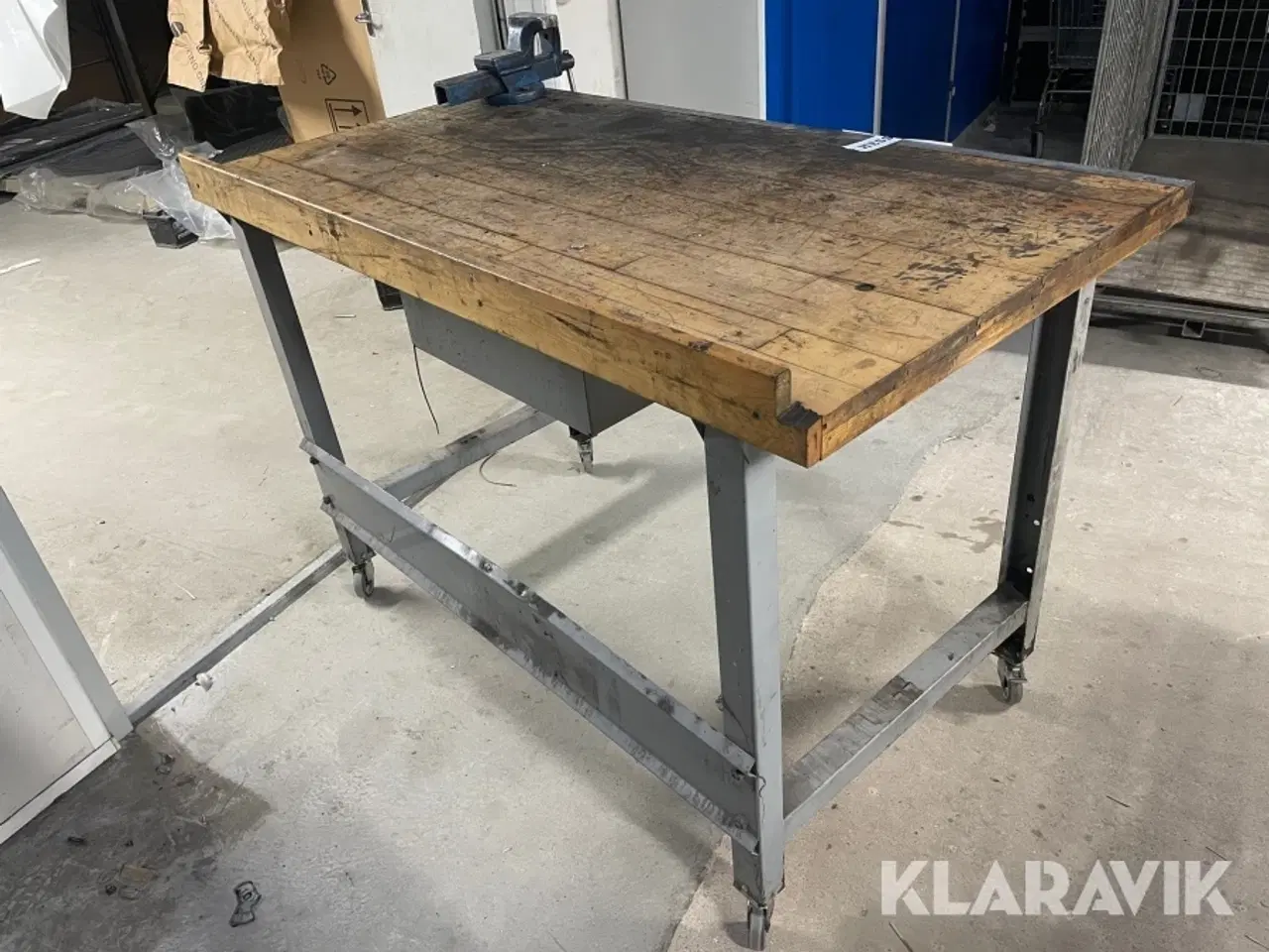 Billede 3 - Arbejdsbord på hjul med skruestik