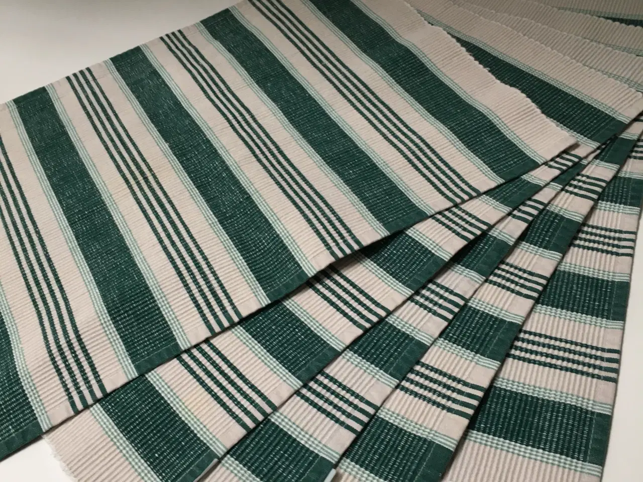 Billede 1 - Dækkeservietter i grøn /eller rød strib