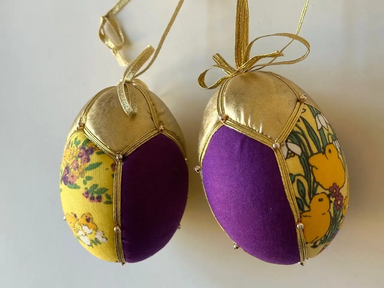 Billede 3 - Mellem påskeæg, gylden m lilla og kyllinger, 2 stk samlet
