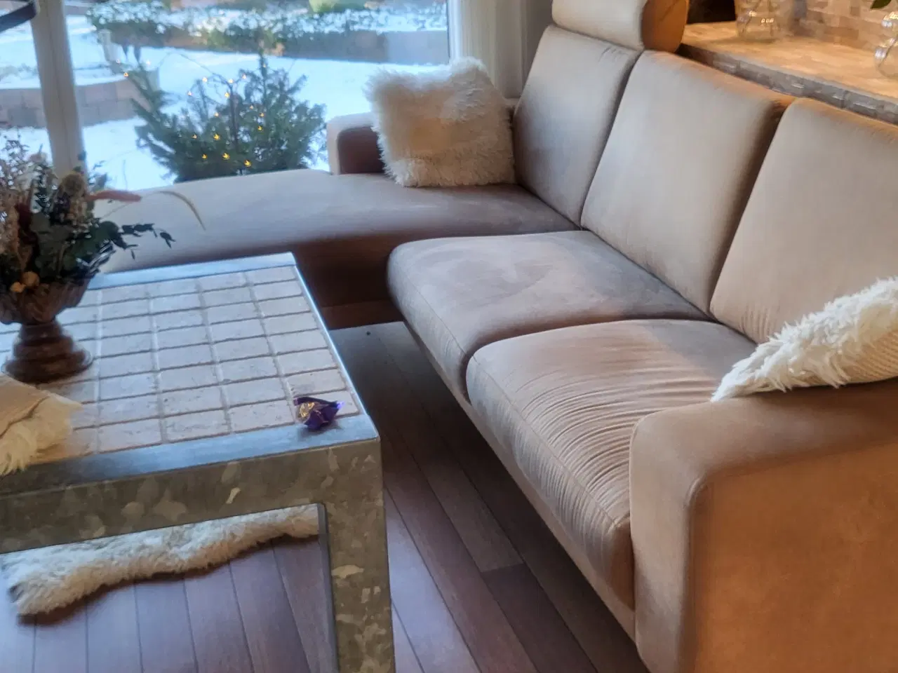 Billede 3 - Chaiselong sofa m. 2 lænestole + fodskamler