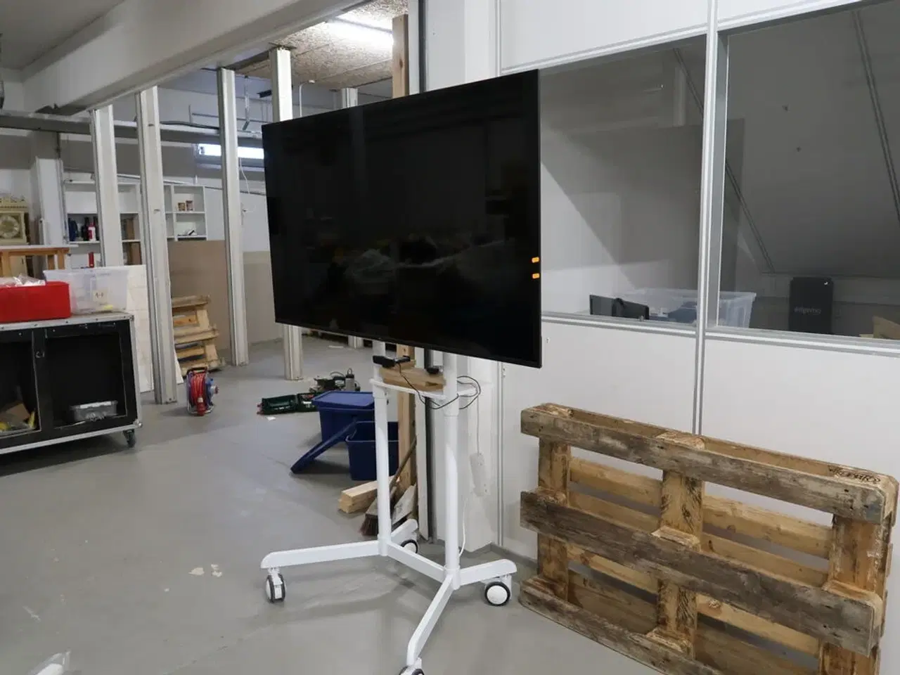 Billede 2 - Fjernsyn LG på stativ med konferencekamera