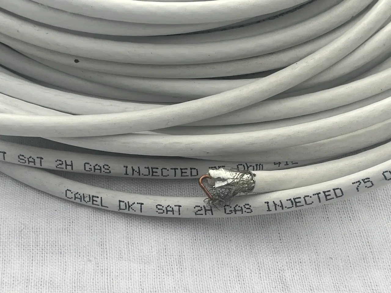 Billede 3 - 2 ruller antennekabler med fordelerdåse