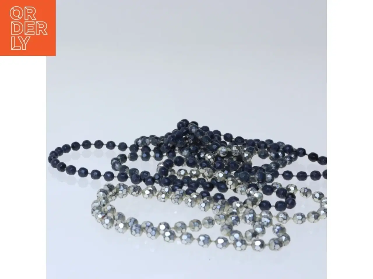 Billede 2 - 2 stk retro lange perlekæder med skinnende sorte og sølvfarvede perler