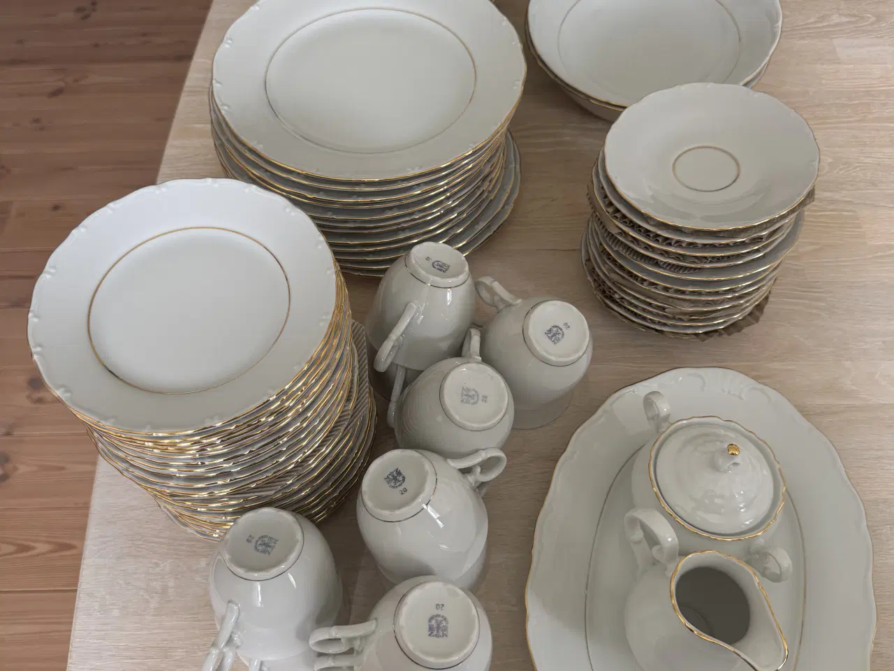 Billede 1 - Spisestel hvid med guldkant til 12 pers. 