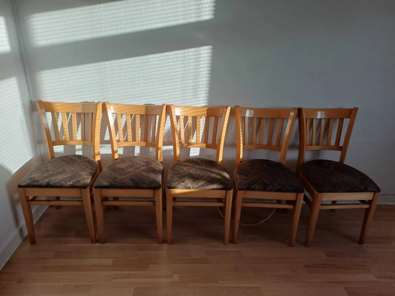 Billede 1 - Gratis 6 stk stole til værksted