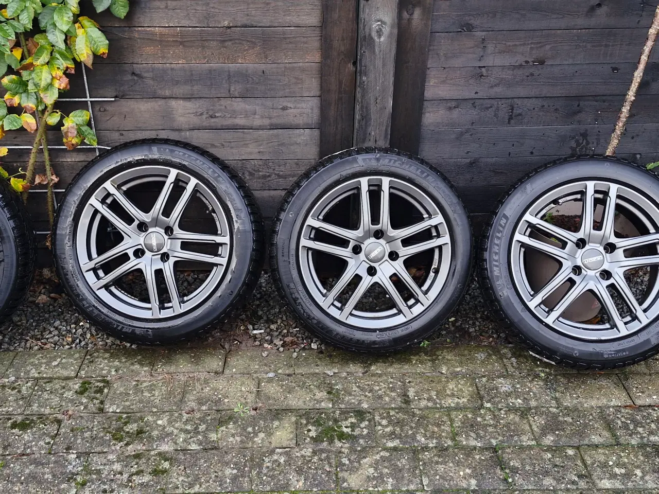 Billede 1 - Dezent 16" fælge med Michelin Alpine dæk