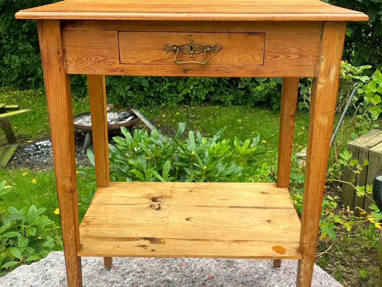 Billede 1 - * Lille lækkert servantebord - i egetræ, fra 1920´