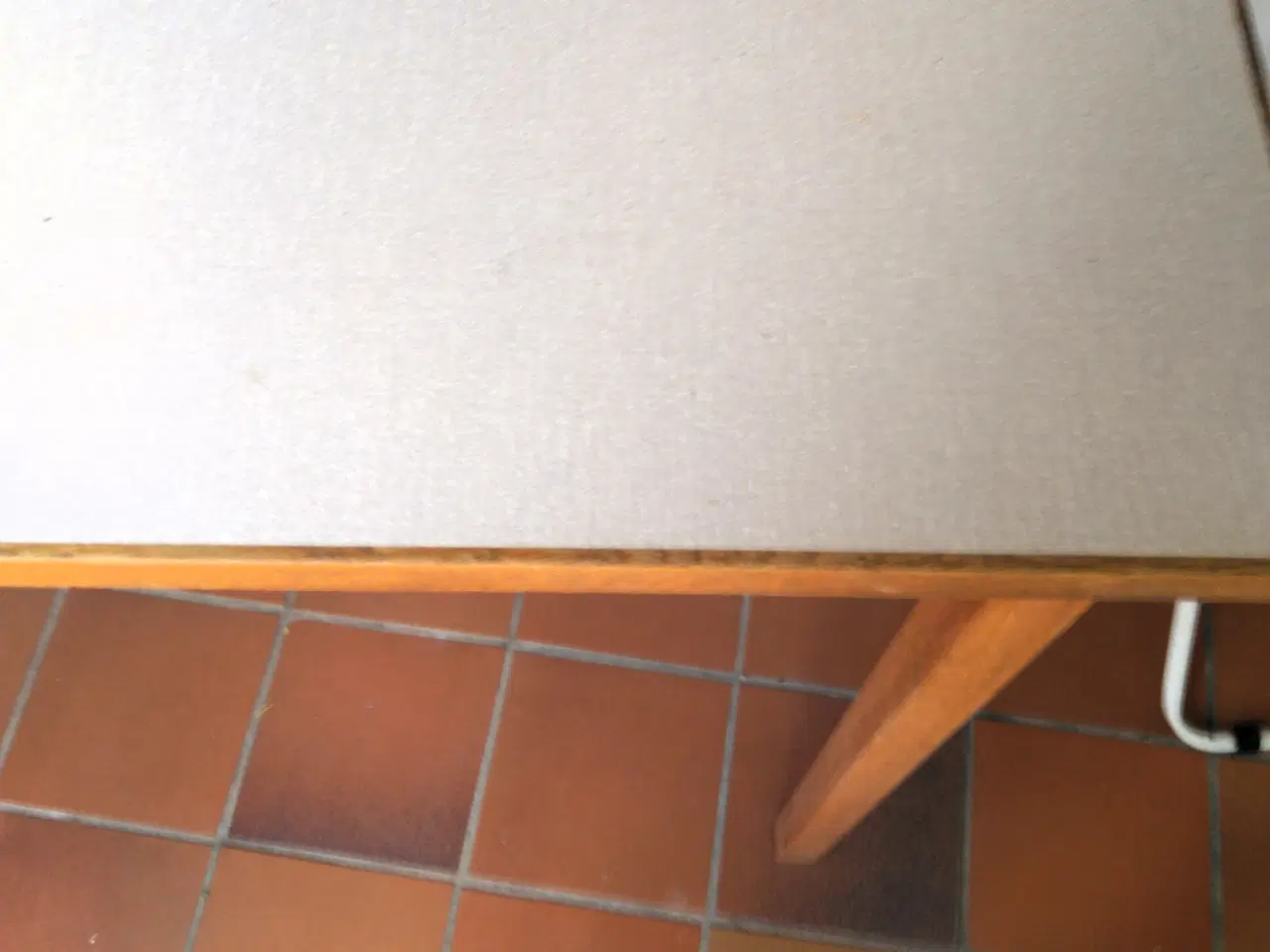 Billede 4 - Spisebord, lakeret eg med laminat bordplade. 