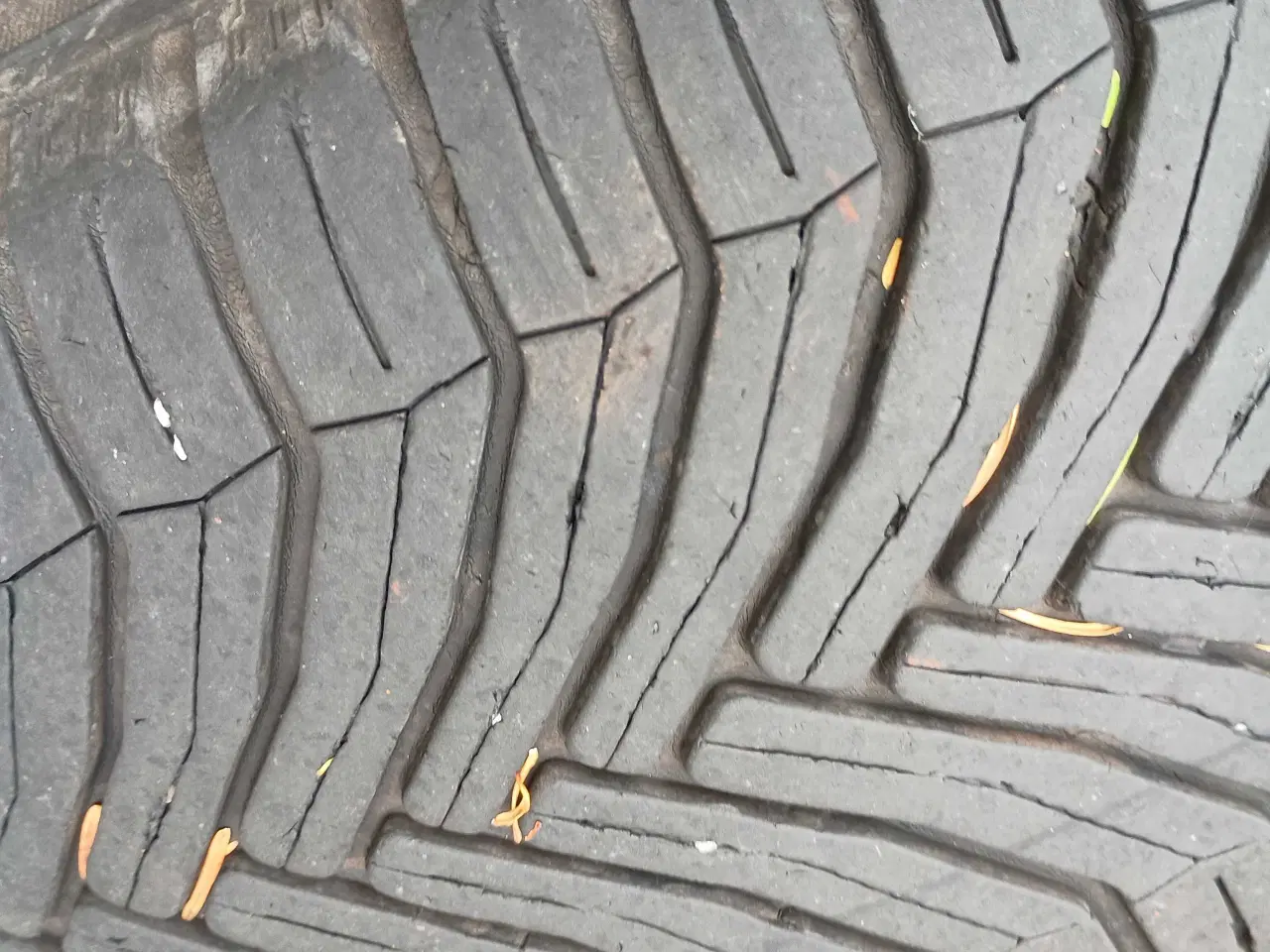 Billede 4 - Helårsdæk på alufælge 