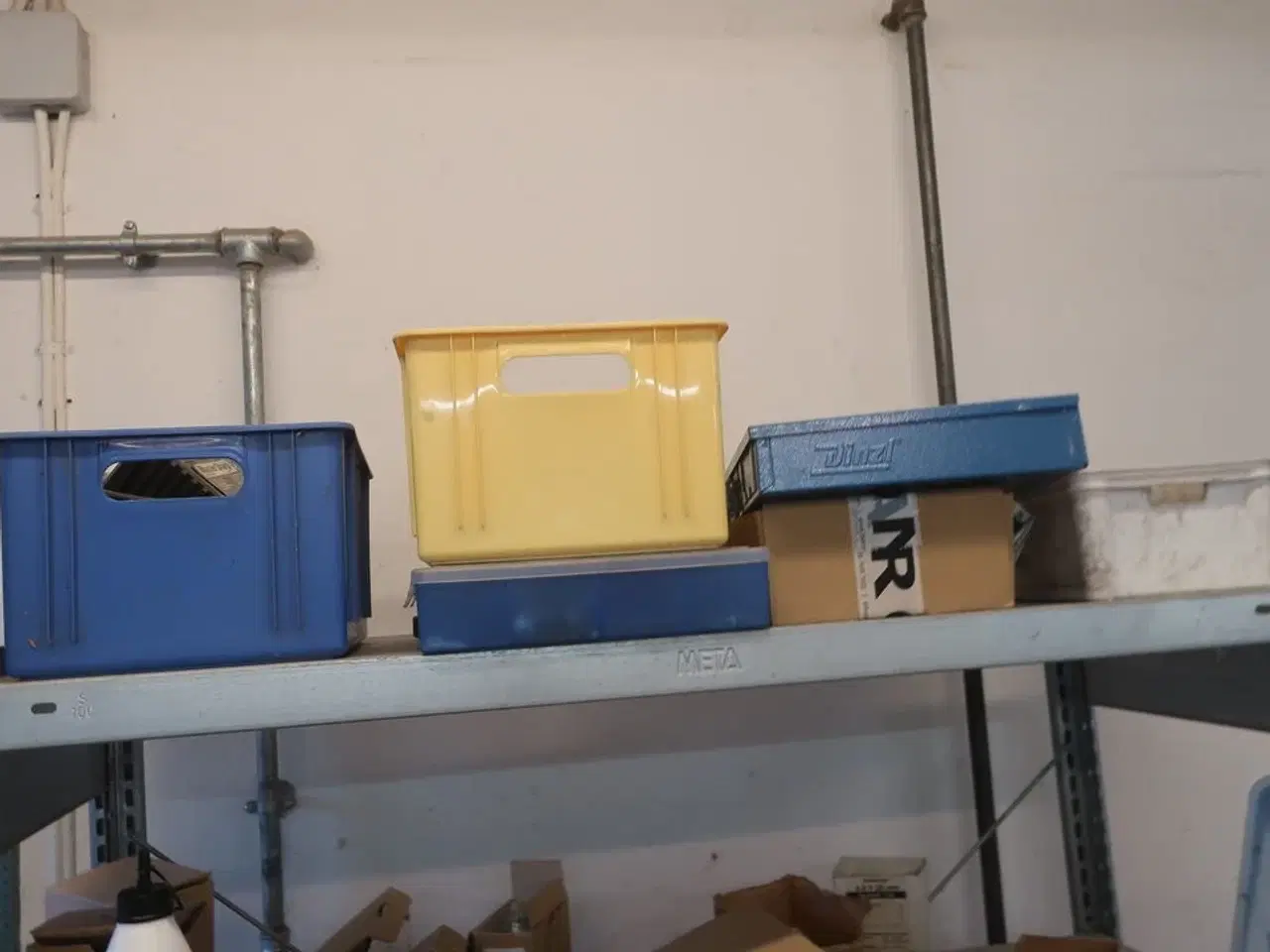 Billede 5 - Reol med div. Skruer m.m.