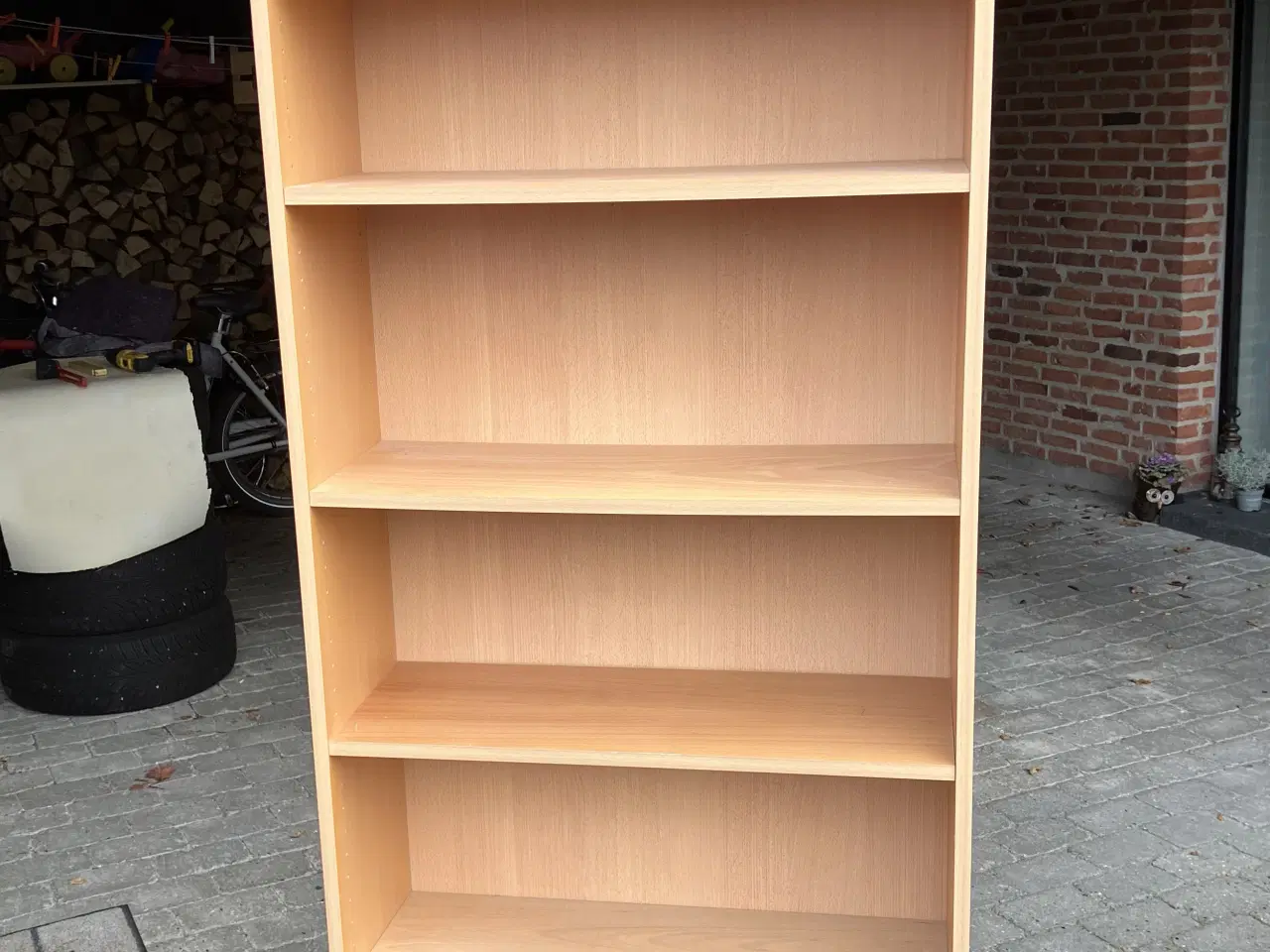 Billede 1 - Reoler og rullebord