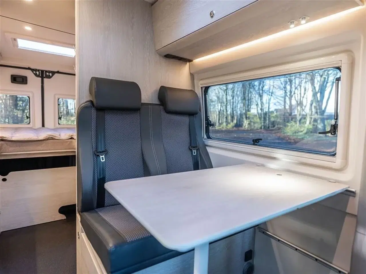 Billede 3 - 2026 - Tourne 6.4 Cruise aut. gear - Black   Den originale Tourne med langsgående senge