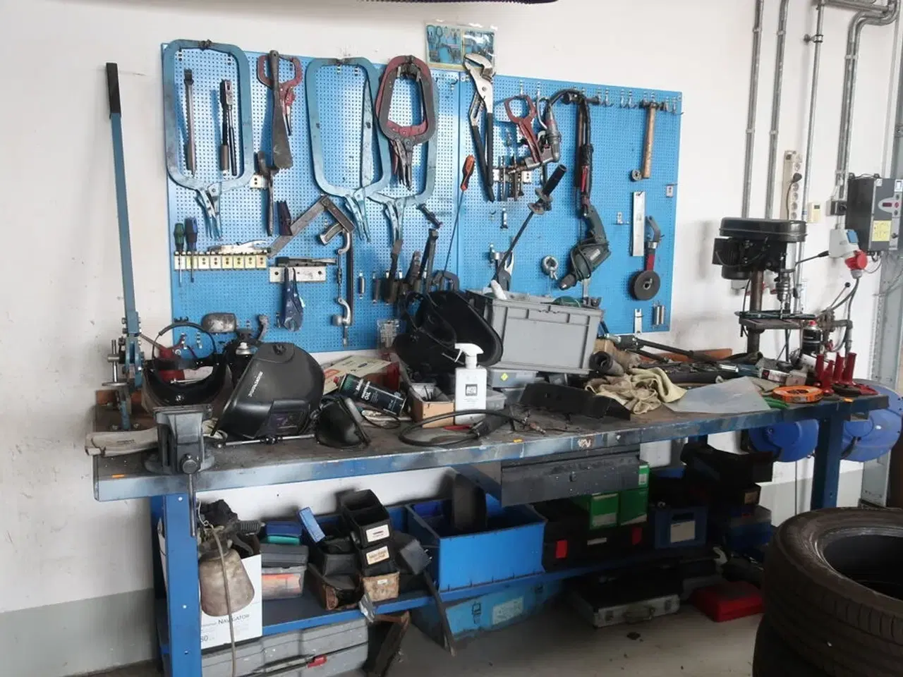 Billede 1 - Værkstedsbord med indhold samt 2 stk. tavler