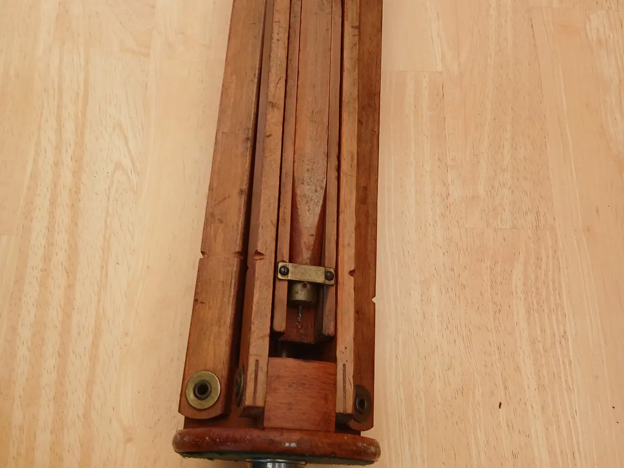 Billede 3 - retro fotostativ af træ med messing beslag