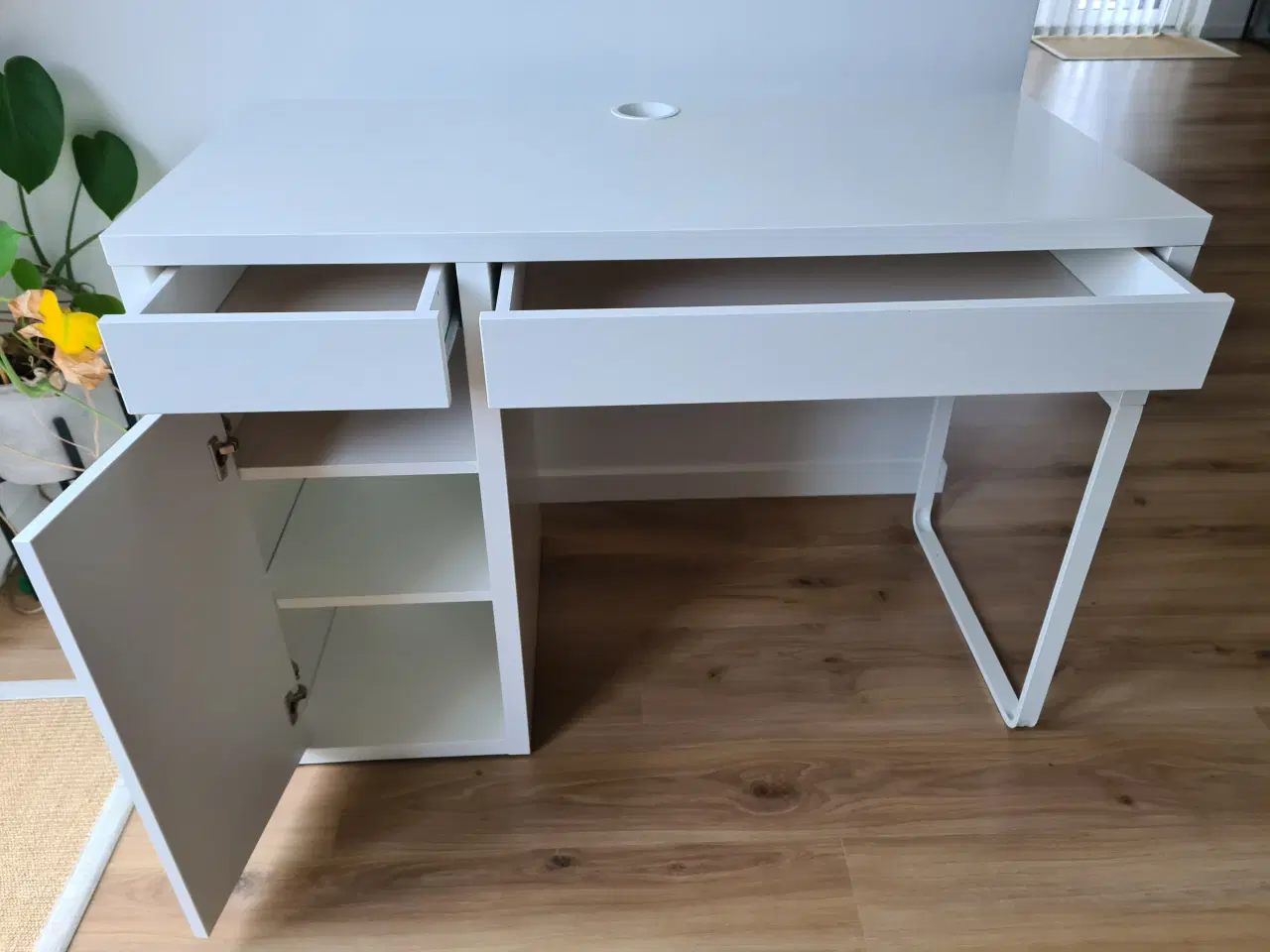 Billede 2 - Hvidt skrivebord 