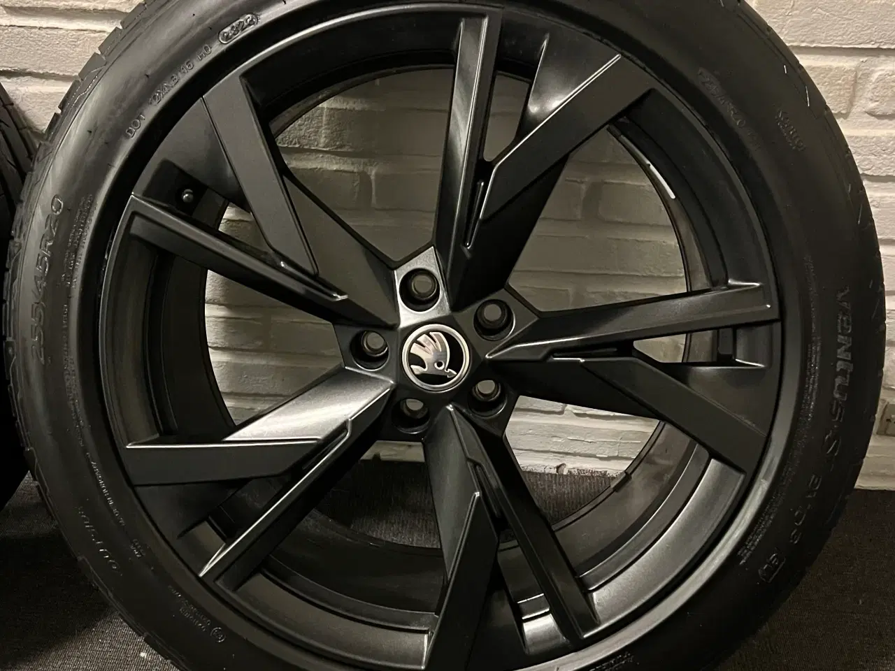 Billede 2 - Originale Skoda Enyaq fælge med sommerdæk