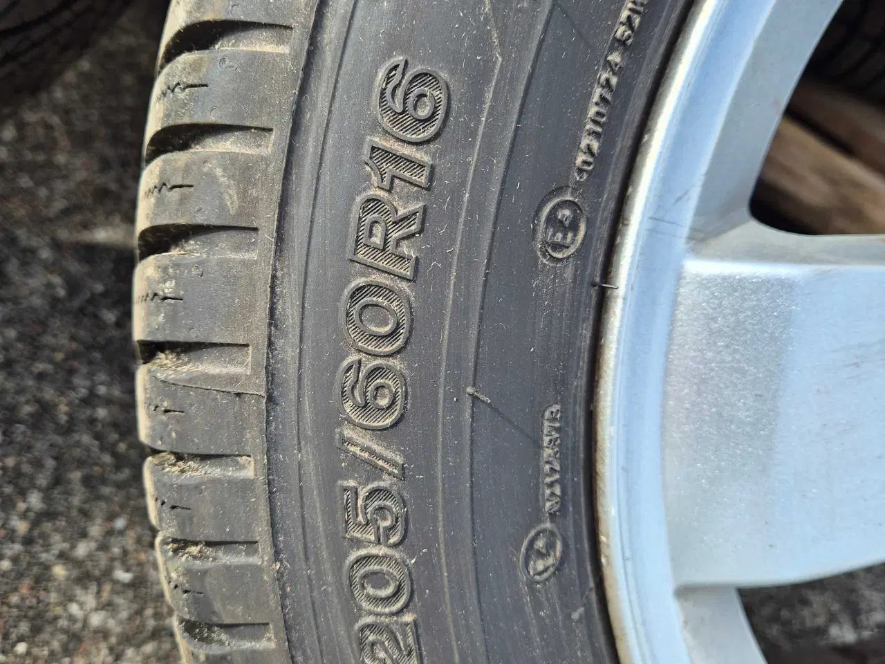 Billede 4 - Firestone helårsdæk på fælge