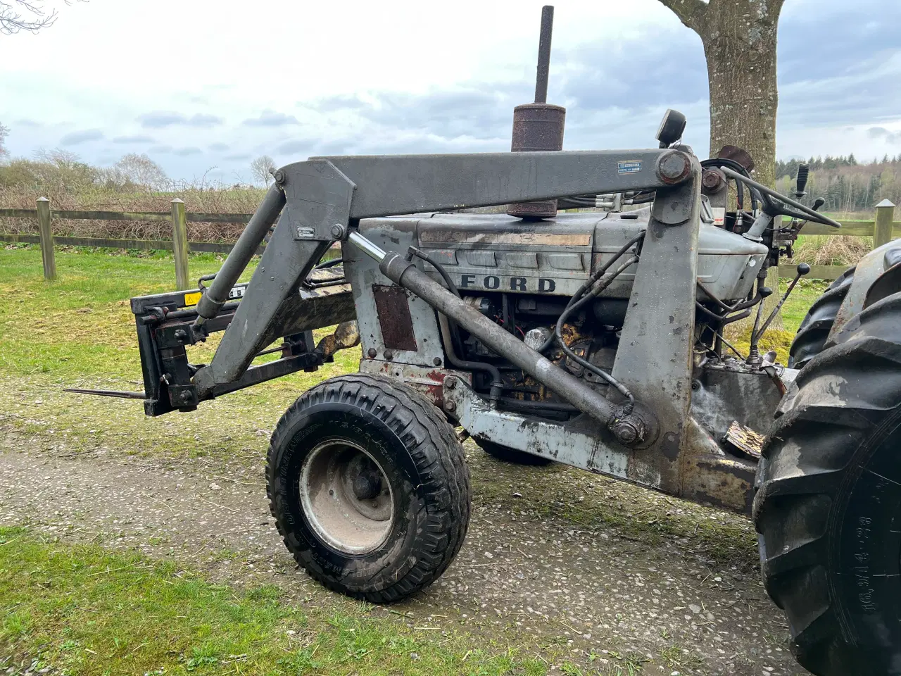 Billede 1 - Traktor med frontlæsser