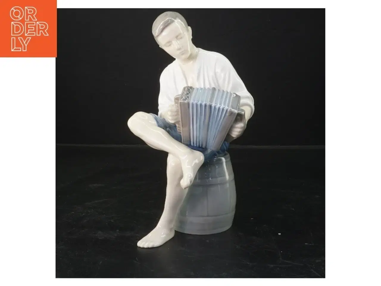 Billede 1 - Porcelænsfigur af harmonikaspiller fra Royal Copenhagen (str. 22x12 cm)
