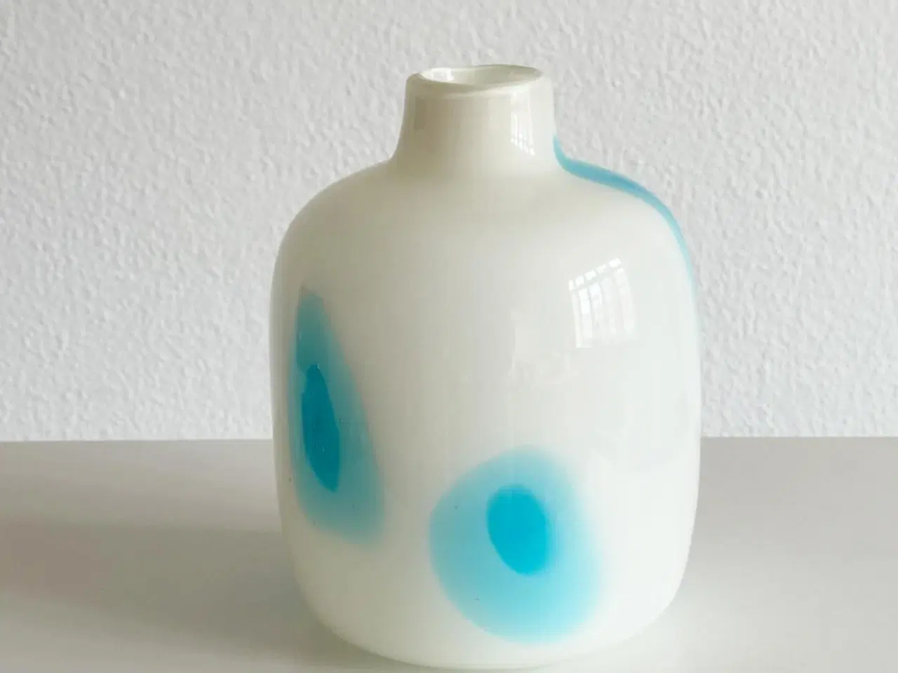 Billede 2 - Stor glasvase, hvid m blå prikker