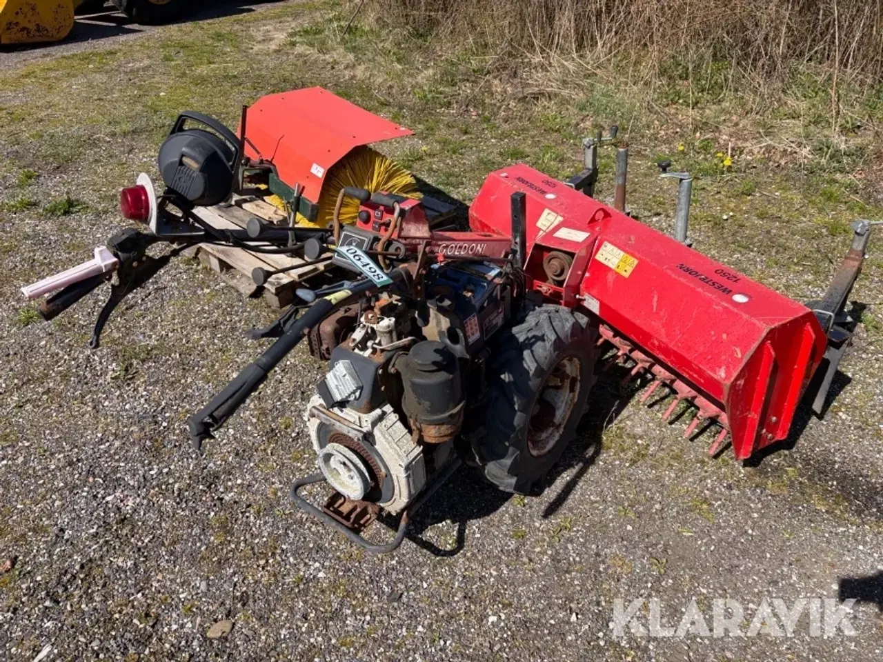 Billede 3 - Redskabsbærer Goldini 140 AB2 - Diesel - med stenrive og kost