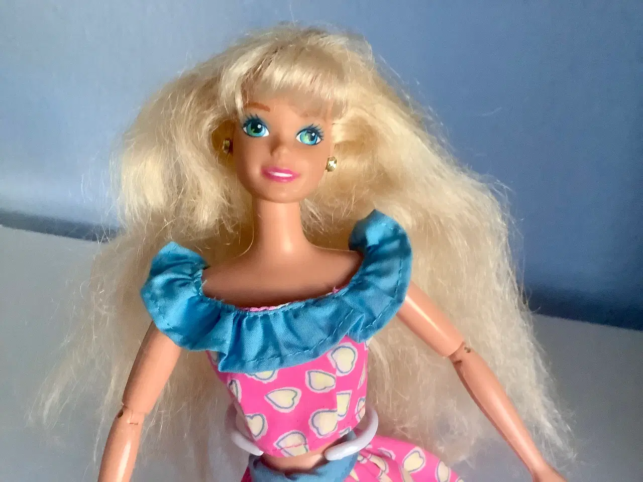 Billede 1 - Barbie med langt blondt hår og blå øjne.