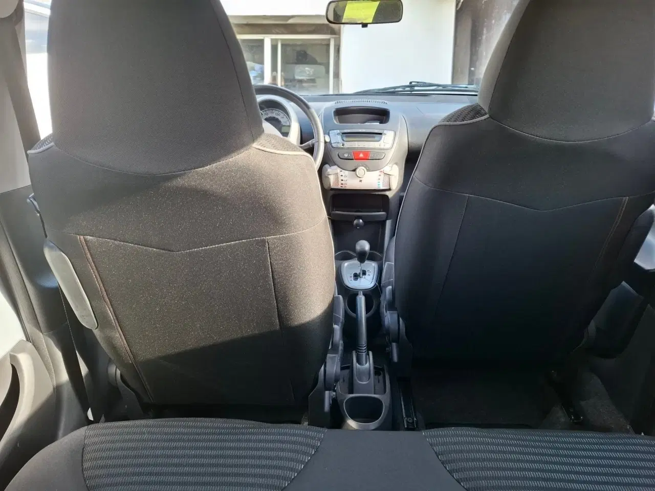 Billede 5 - Peugeot 107 1,0 5-dørs – Sølvgrå, lav-km bil