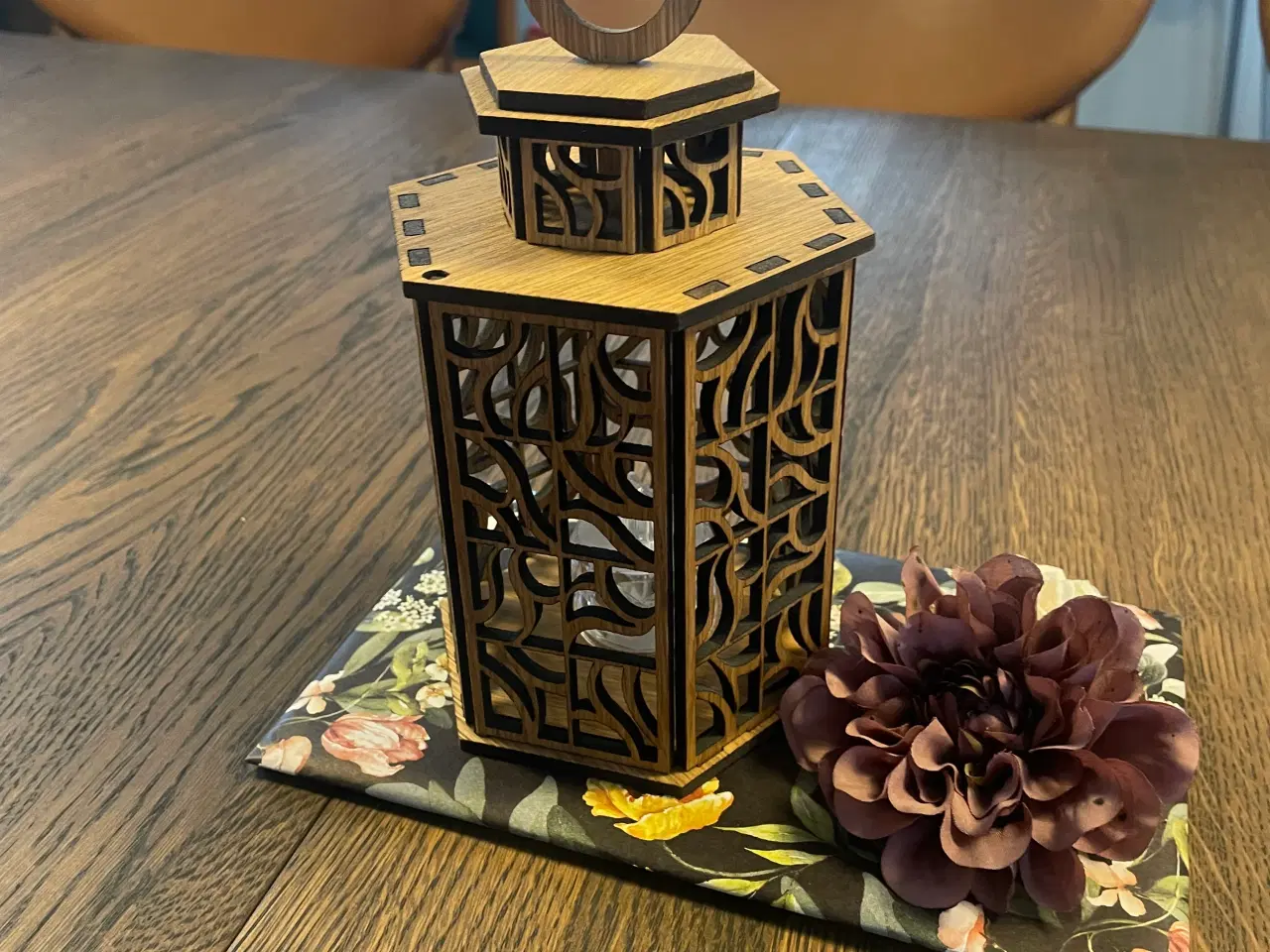 Billede 1 - Flot lanterne i egetræ.