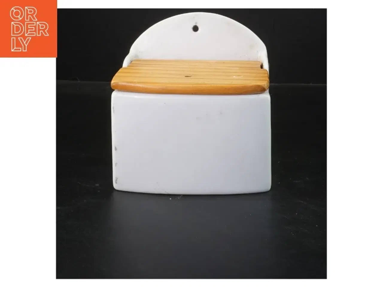 Billede 1 - Vægmonteret beholder med trælåg (str. 14x13x8 cm)