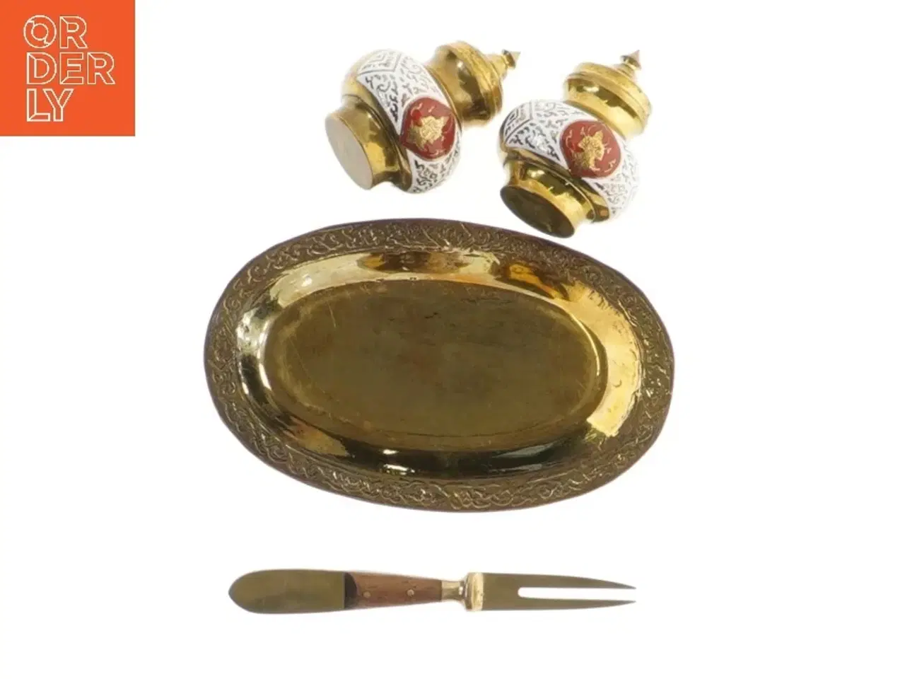 Billede 1 - Metal bakke med små beholdere og gaffel (str. 12x8 og 6 og 11 cm)