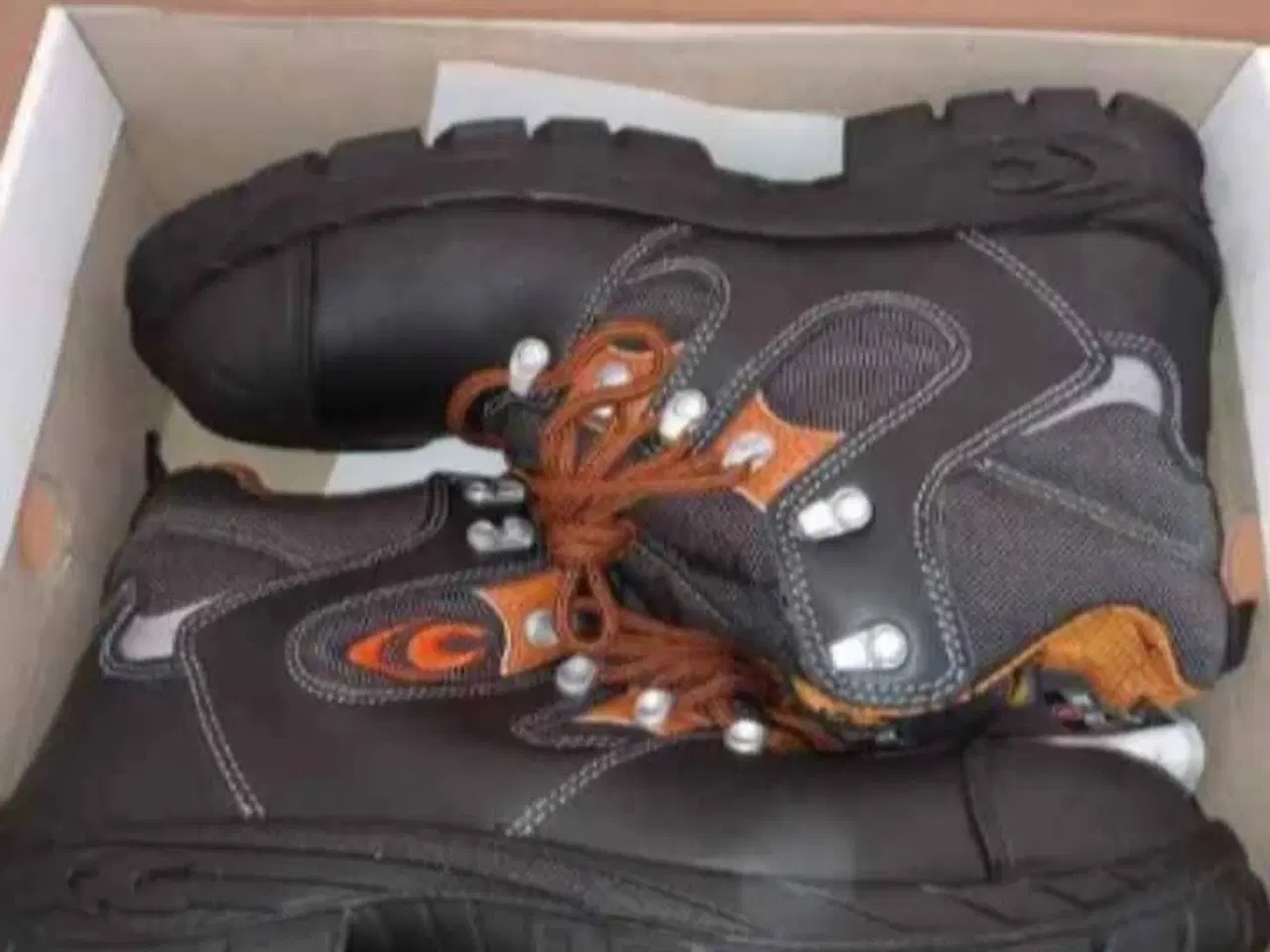 Billede 2 - Helt nye sikkerhedssko/støvler sælges  Str 44