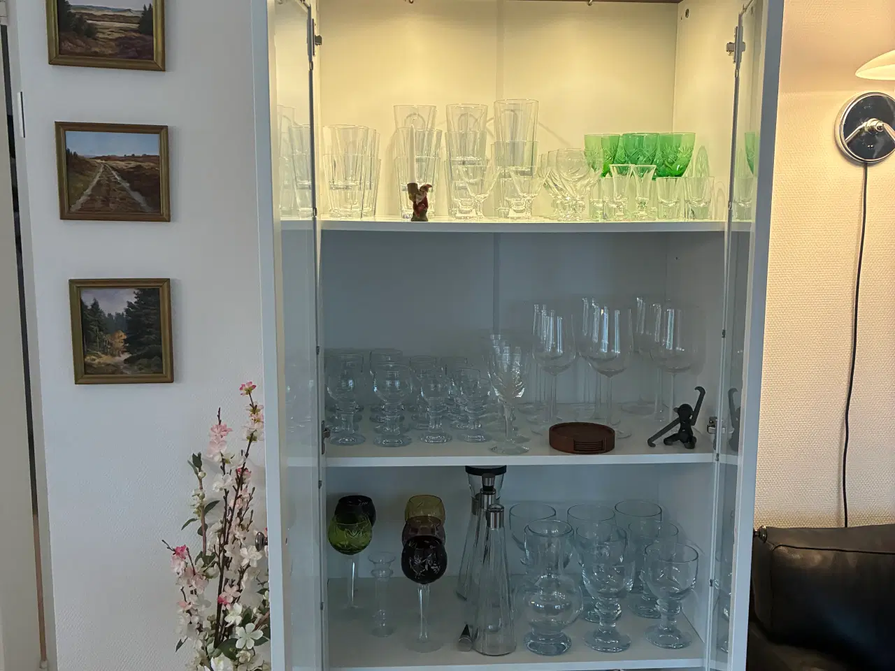 Billede 1 - Flot hvid vitrineskab sælges