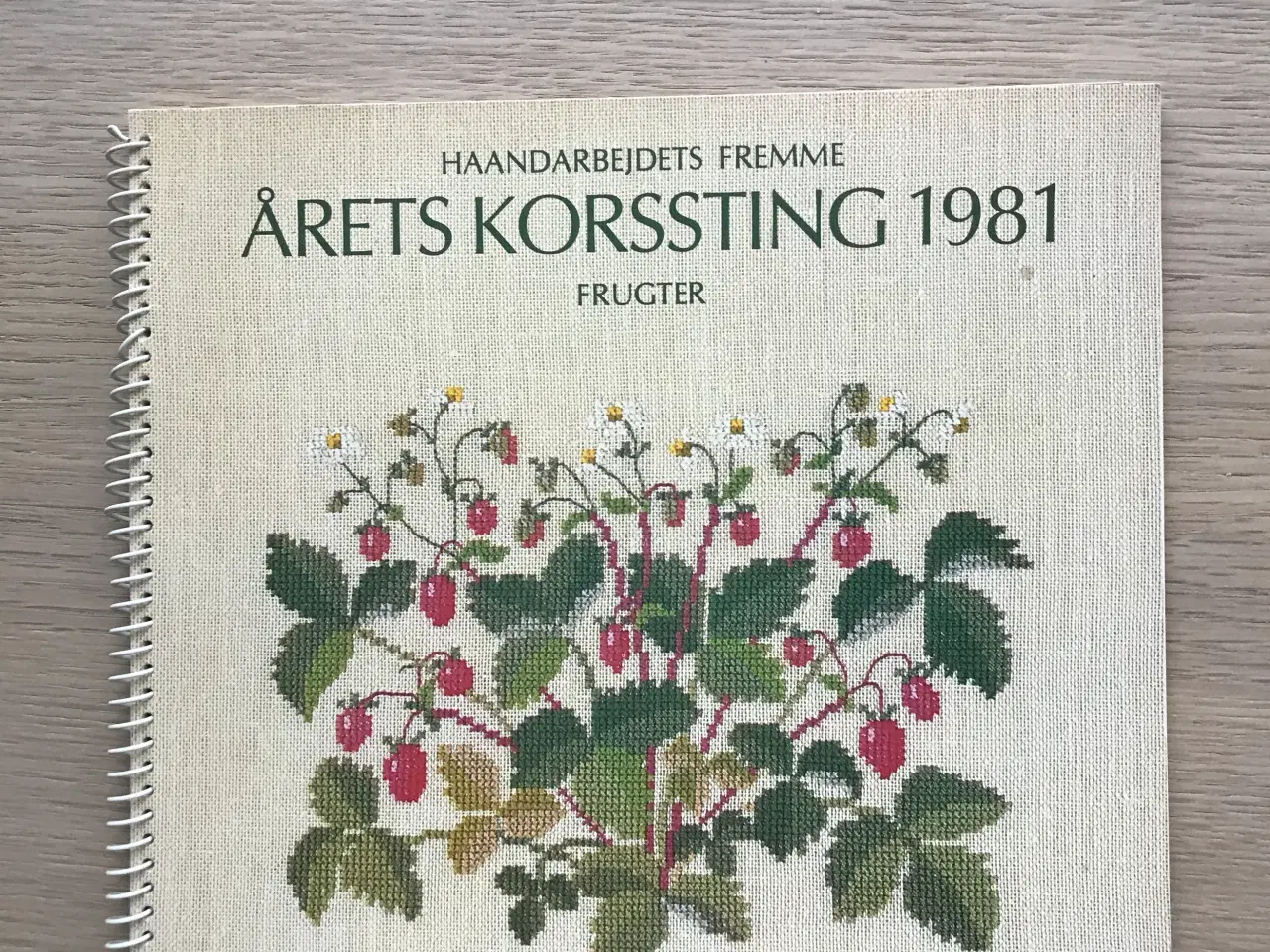 Billede 2 - Årets Korssting 1981  -  Frugter