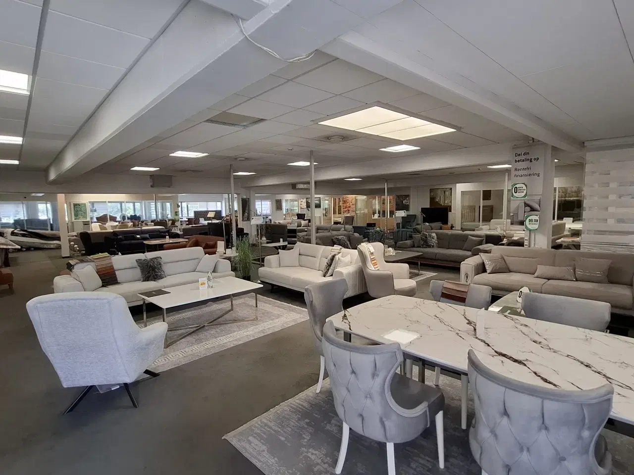 Billede 11 - Suveræn Beliggenhed – Showroom. Klinik, Butik, Gaming, Kontor mm. – Stort åbent areal i midten og mindre cellekontorer i glas.