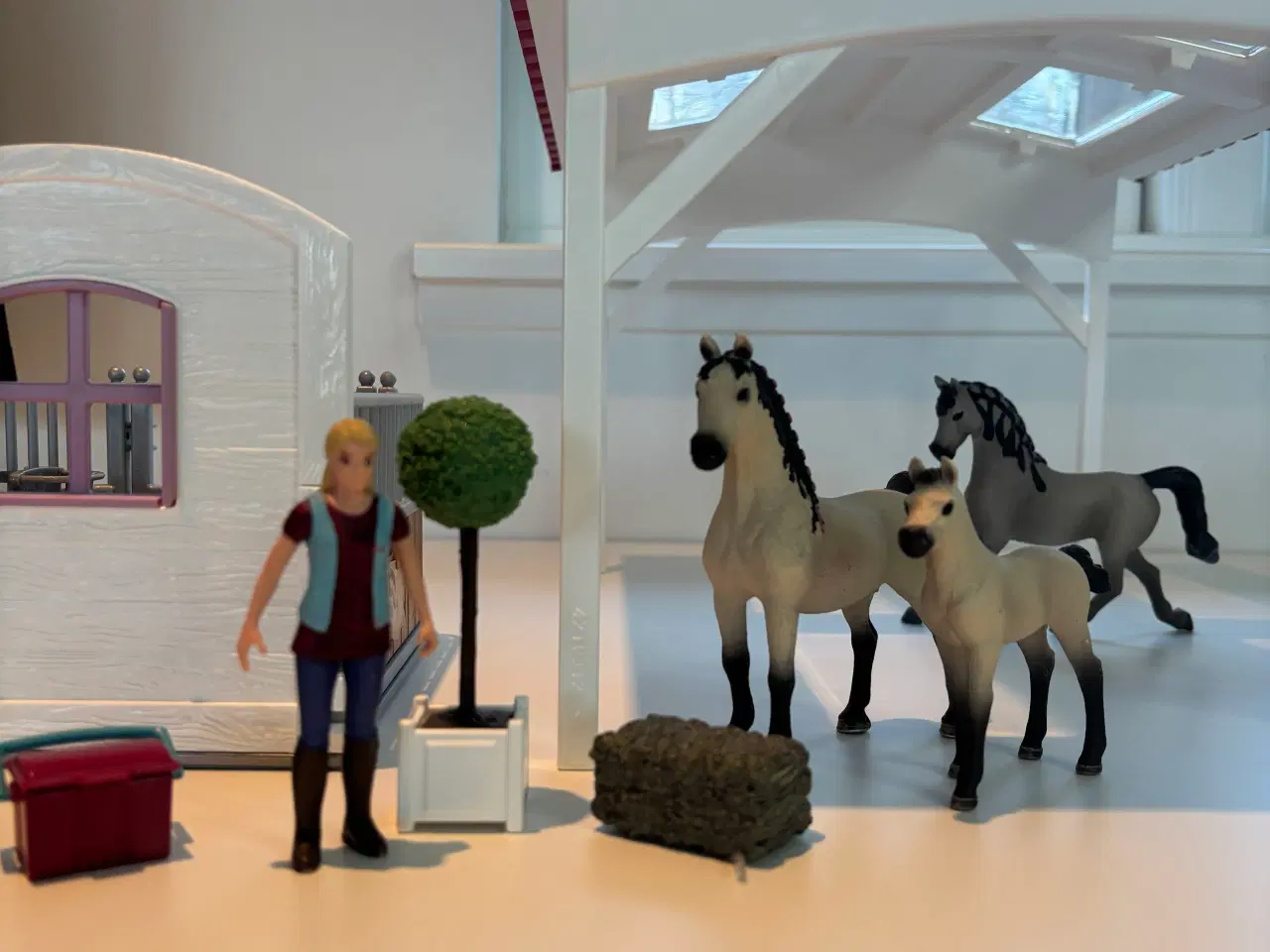 Billede 4 - Schleich stald område med 7 stk  heste