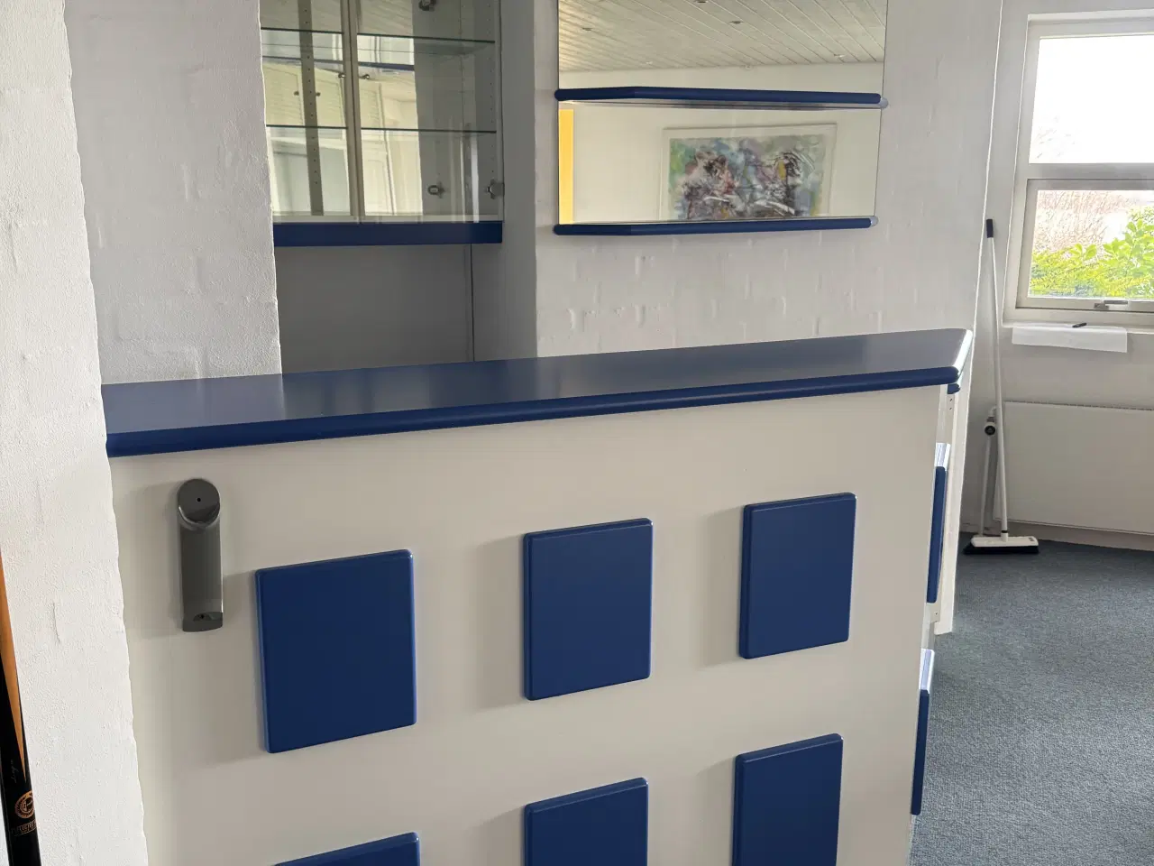 Billede 2 - Bar / receptionsdisk hvid med blå detaljer, Moduli