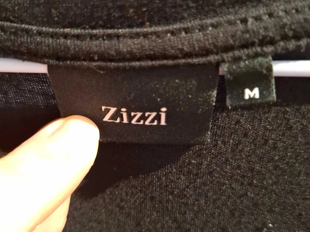 Billede 3 - Dejlig sort bluse med blonder