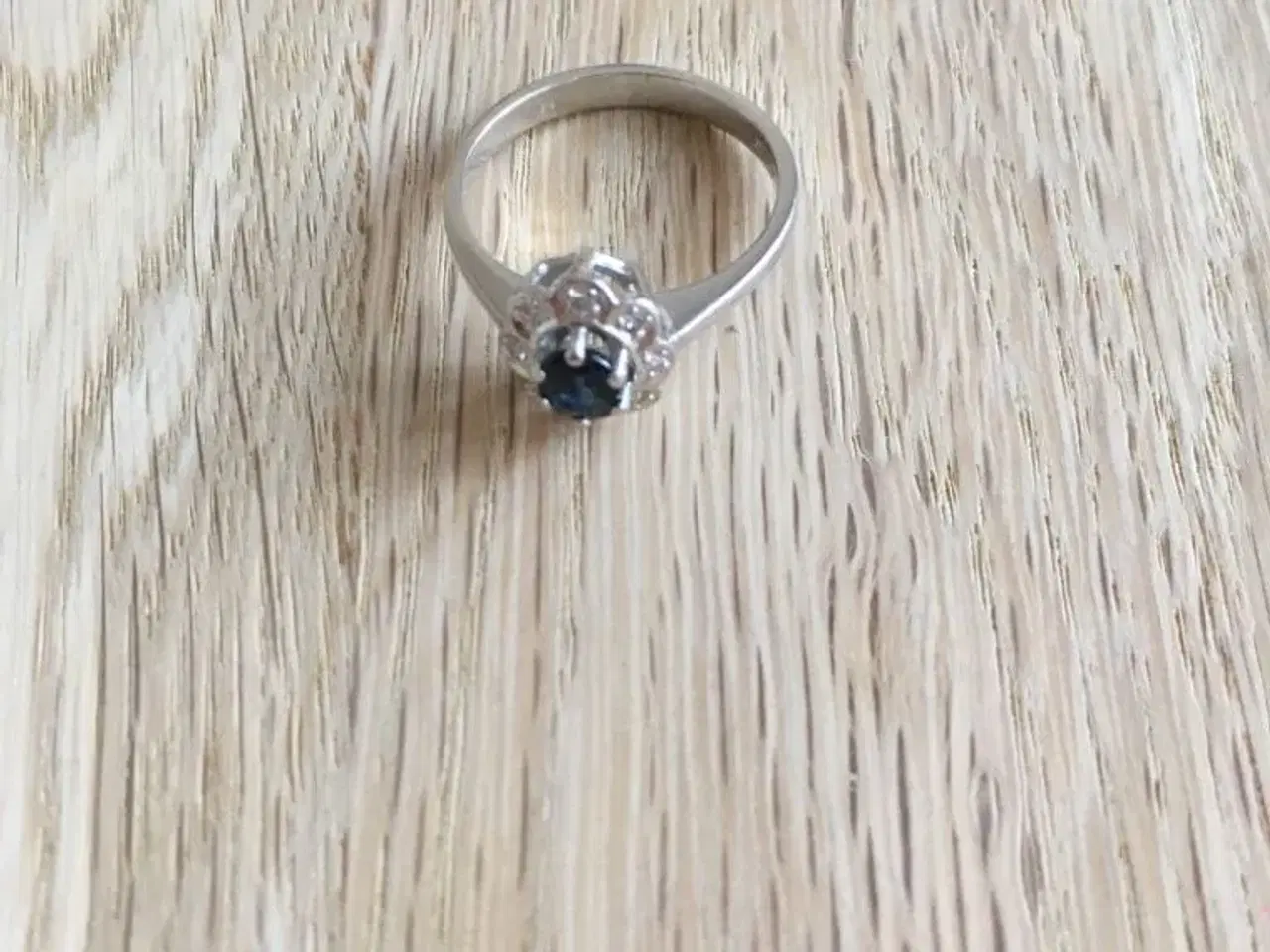 Billede 6 - Hvidguld ring med safir