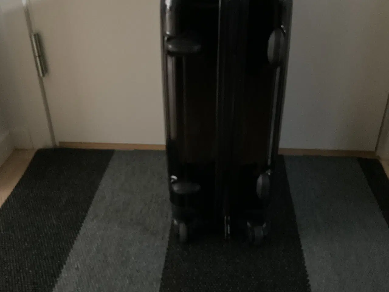 Billede 6 - Delsey kabineKuffert i sort med gode gummihjul, ly